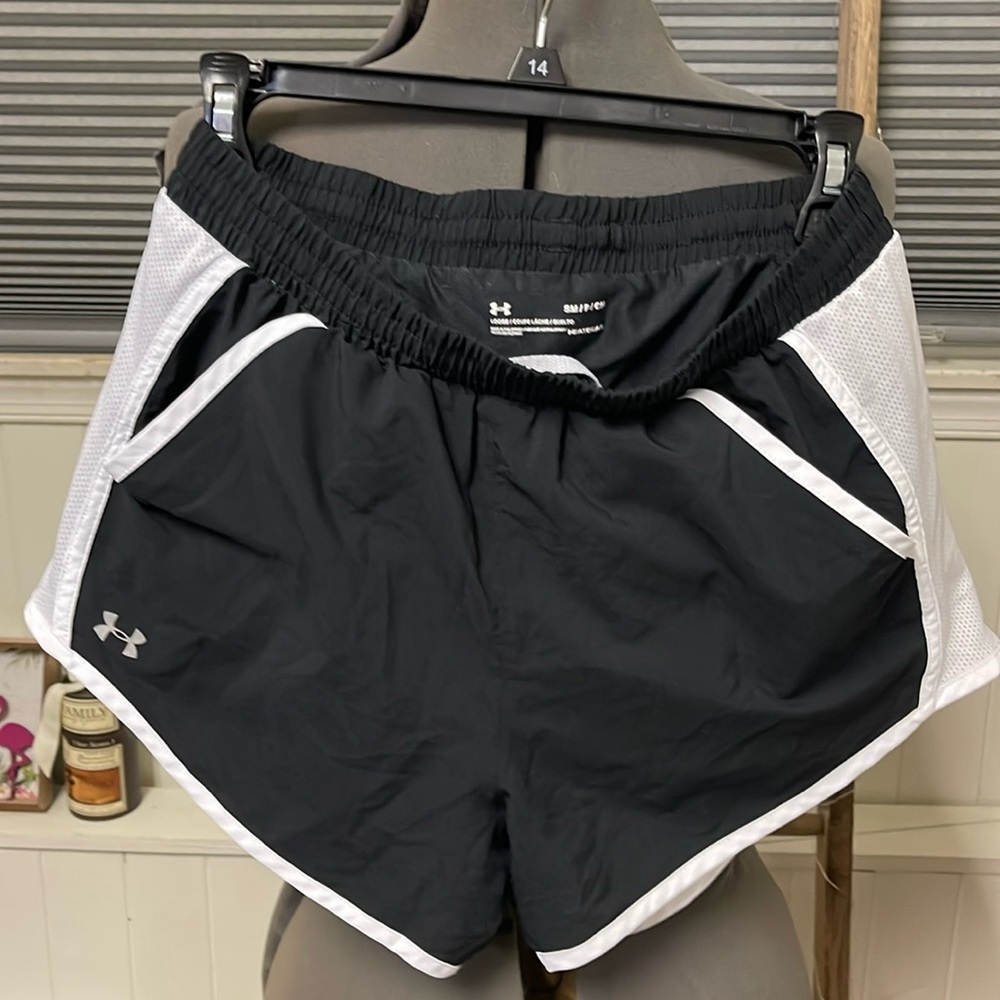 Under Armour Women’s Size Small “Loose” black/white shorts